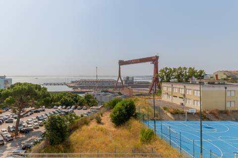 Apartamento T3 totalmente remodelado, em Cacilhas, Almada