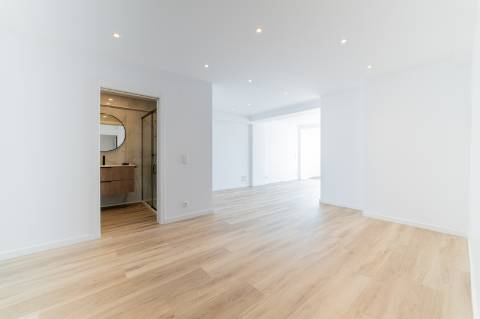 Apartamento T3 totalmente remodelado, em Cacilhas, Almada