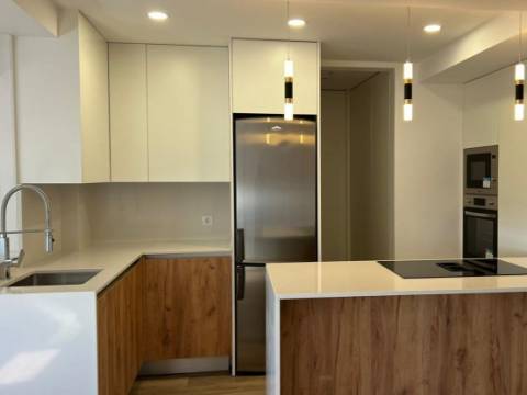 Apartamento T3 totalmente remodelado, em Cacilhas, Almada
