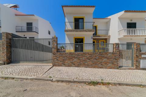 Moradia T3 + T2 Independente na Almoinha - Sesimbra