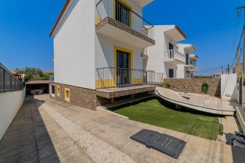 Moradia T3 + T2 Independente na Almoinha - Sesimbra