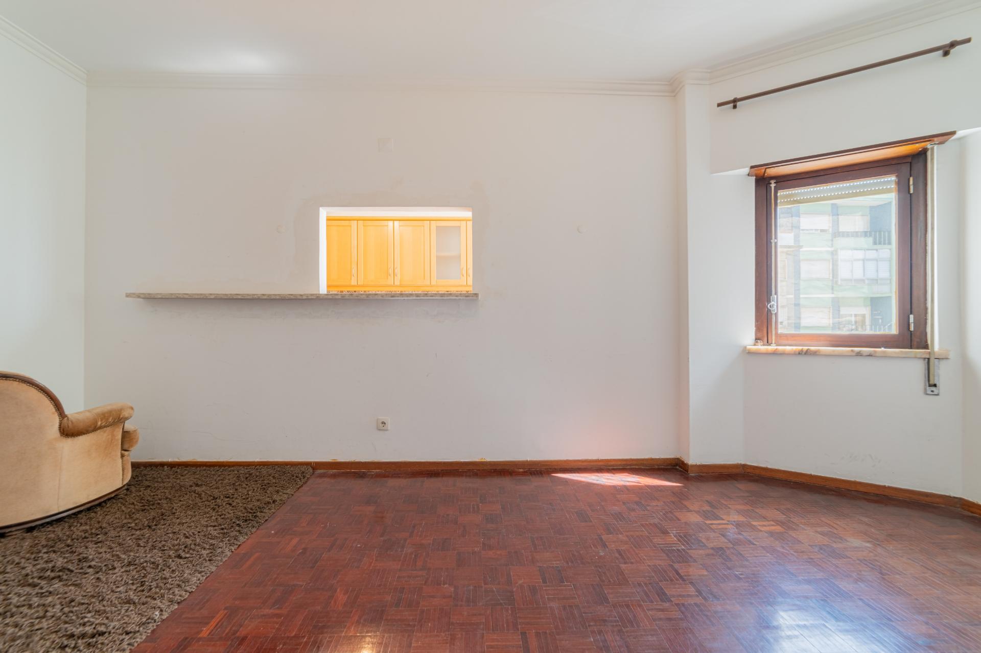 Apartamento Luminoso com 61m² e Elevador - Centro de Agualva-Cacém