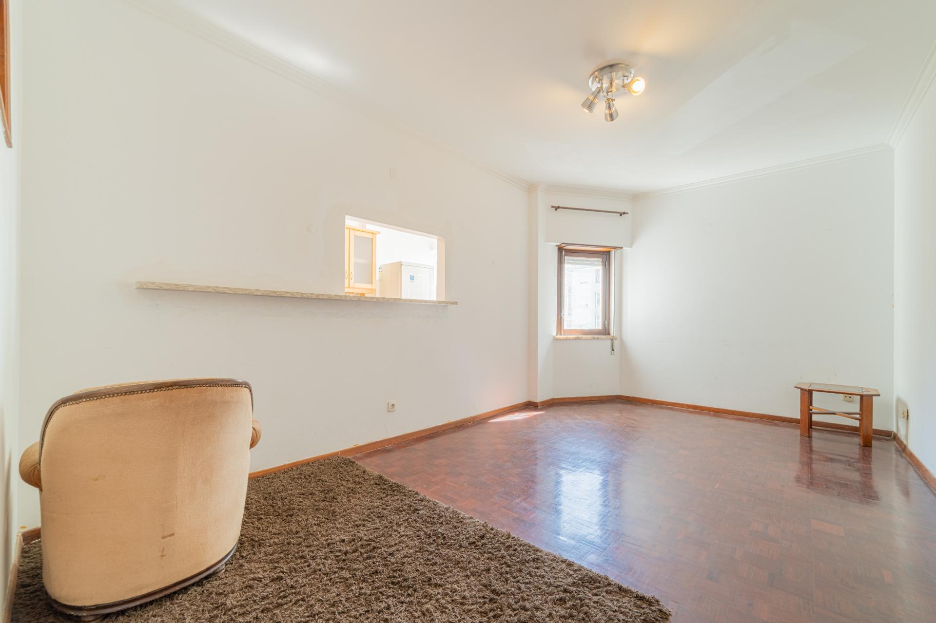 Apartamento Luminoso com 61m² e Elevador - Centro de Agualva-Cacém