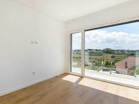 MORADIA T3+1 | A DOIS MINUTOS DAS PRAIAS DE S.JOAO DA CAPARICA