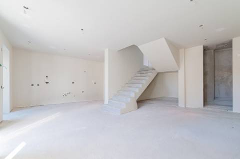 Moradia T3 com 3 Suites, em condomínio fechado no Monte Estoril