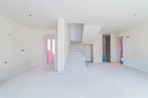 Moradia T3 com 3 Suites, em condomínio fechado no Monte Estoril