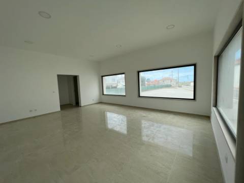 Loja na Carvoeira com 100m2