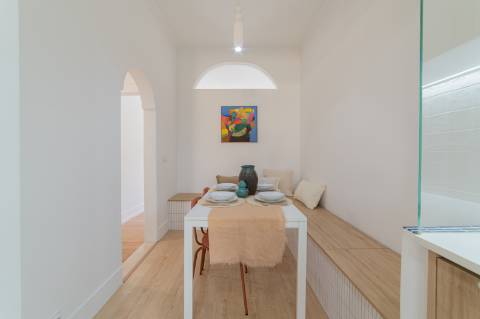 Um apartamento cheio de alma, num pedaço de Lisboa com arte, luz e história