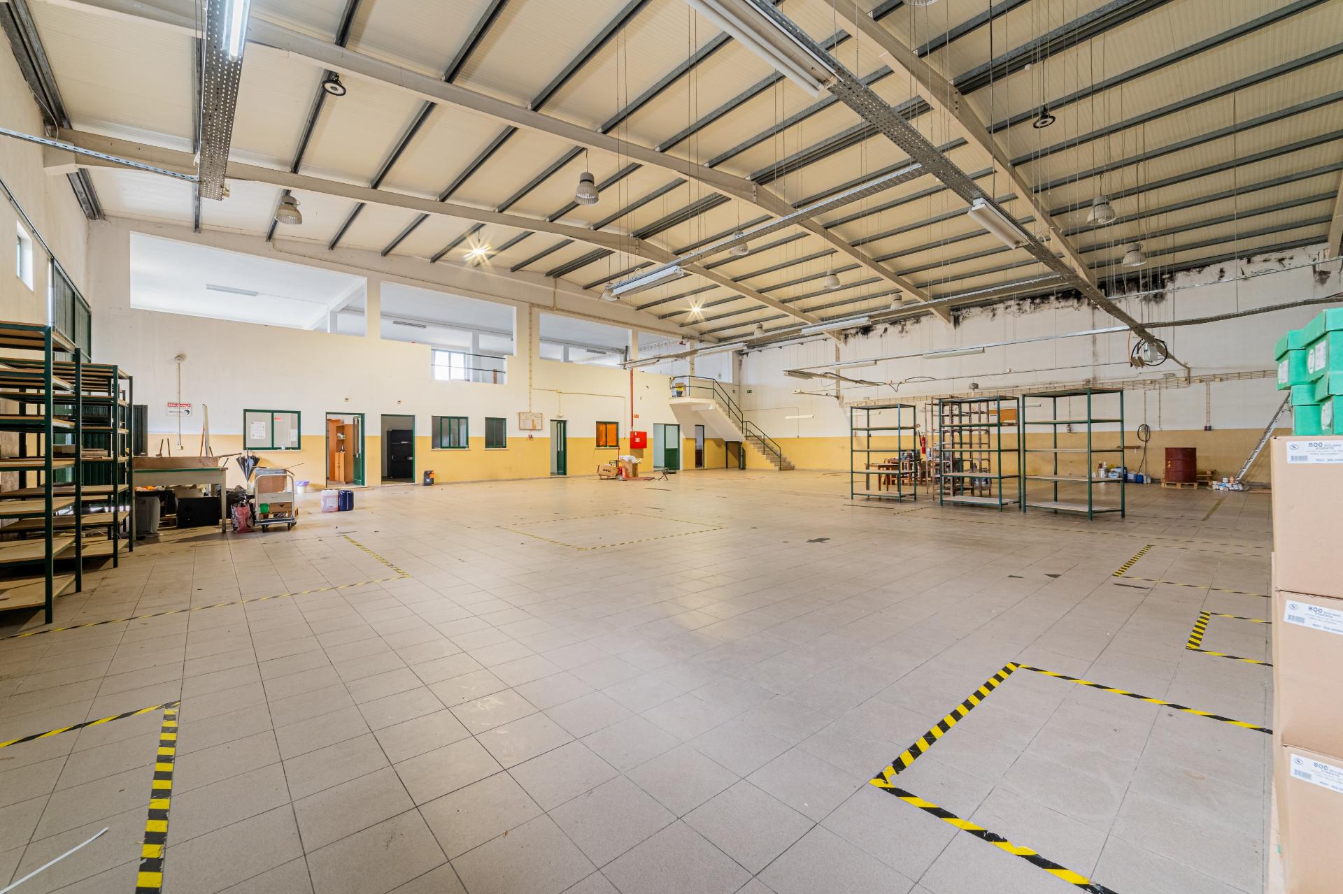Armazém para Venda em Almeirim, nave ampla com 7 m de pé direito