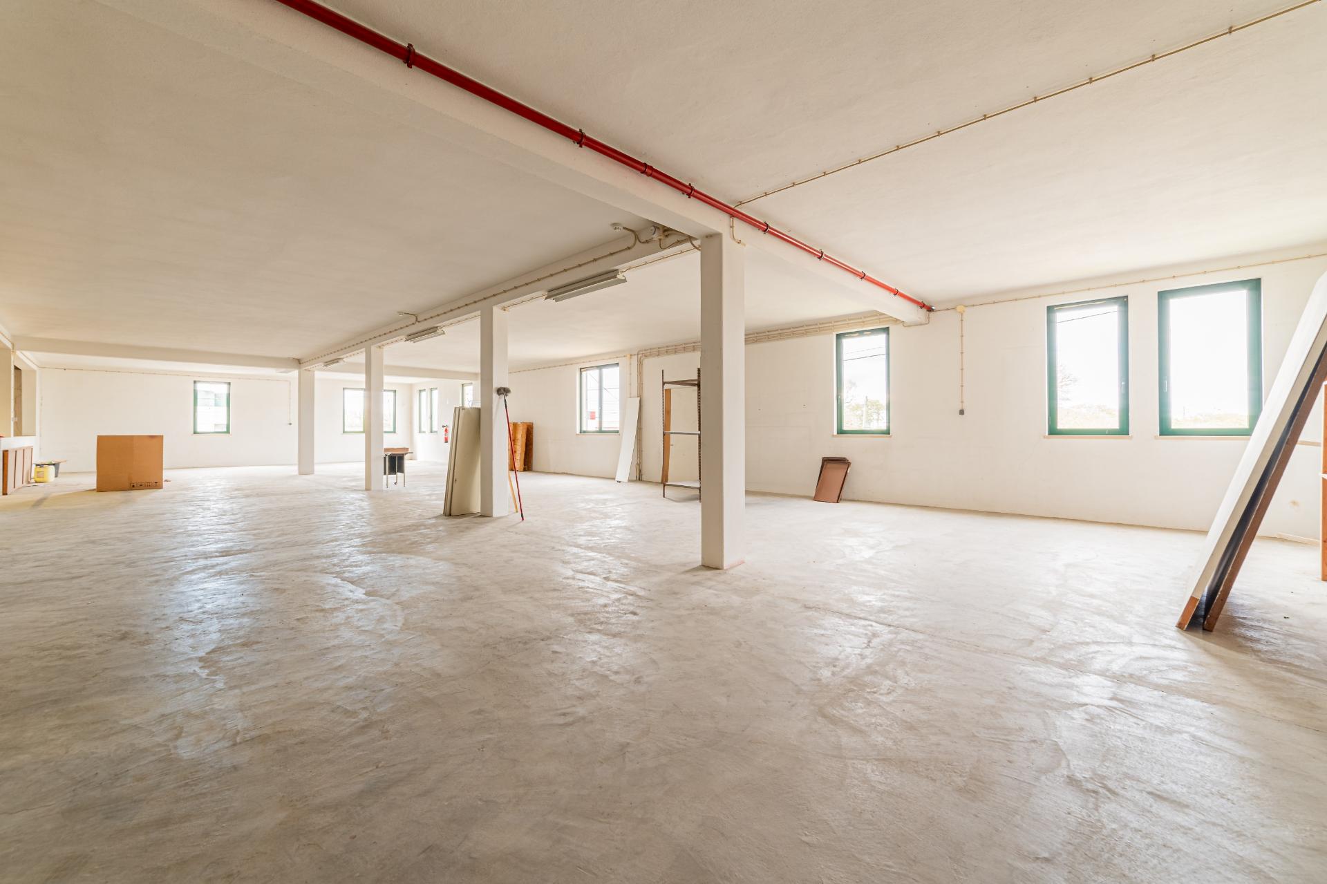 Armazém para Venda em Almeirim, nave ampla com 7 m de pé direito
