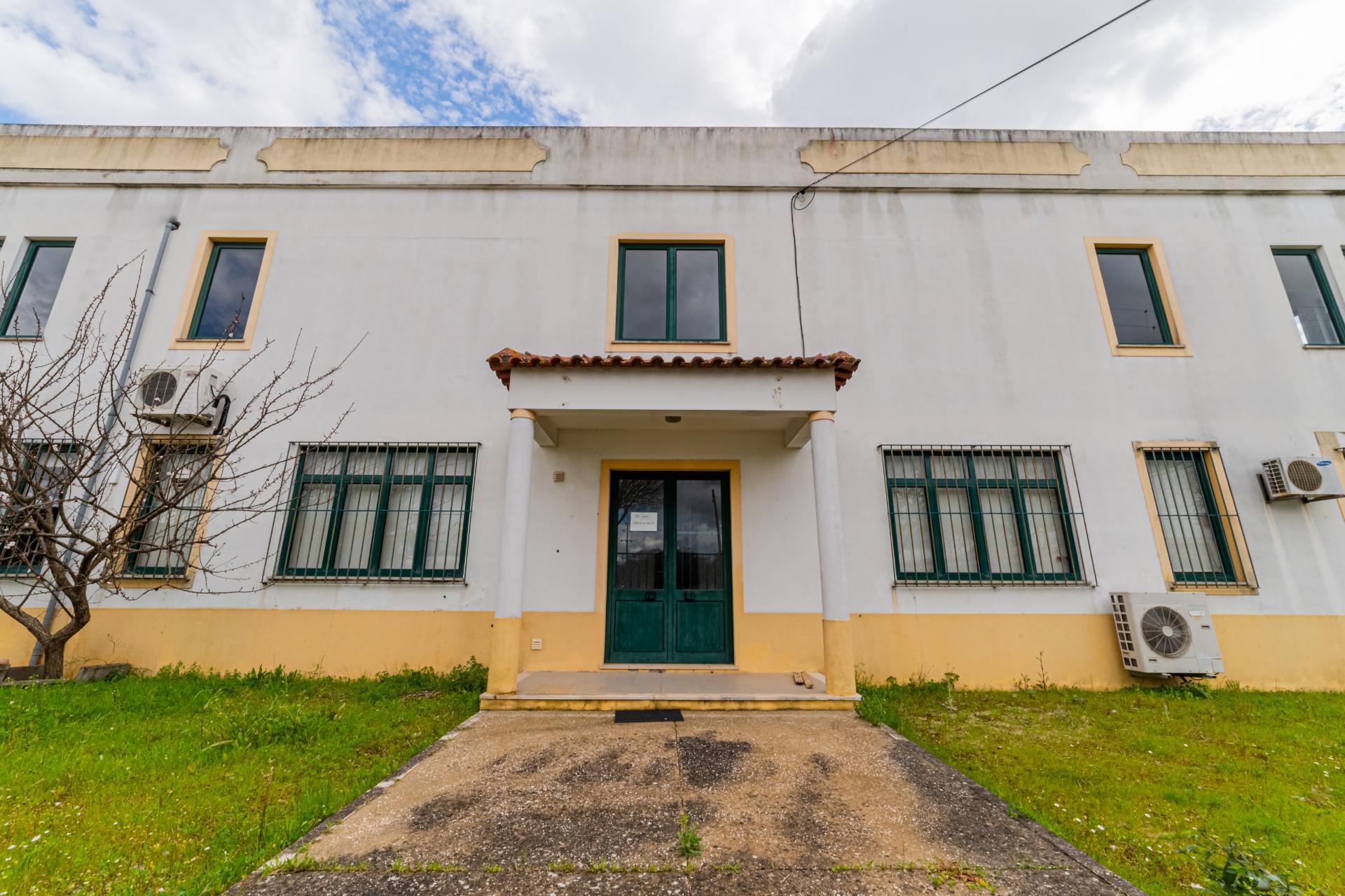 Armazém para Venda em Almeirim, nave ampla com 7 m de pé direito