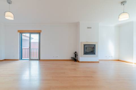 Moradia T3 de 3 pisos - São Domingos de Rana