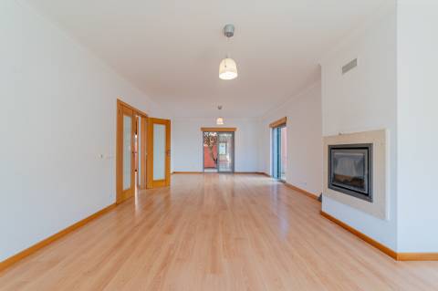 Moradia T3 de 3 pisos - São Domingos de Rana