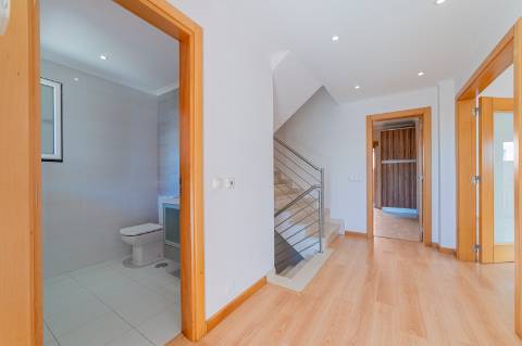 Moradia T3 de 3 pisos - São Domingos de Rana