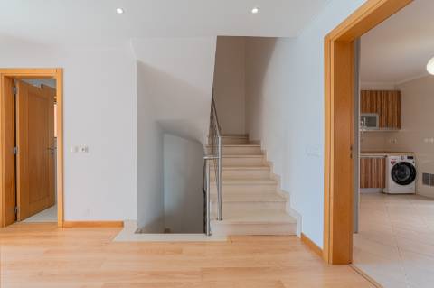 Moradia T3 de 3 pisos - São Domingos de Rana