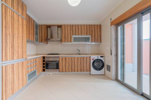 Moradia T3 de 3 pisos - São Domingos de Rana