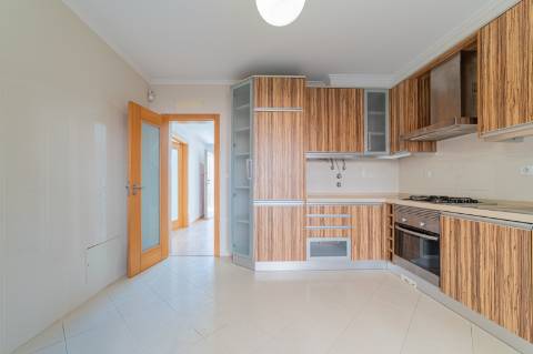 Moradia T3 de 3 pisos - São Domingos de Rana