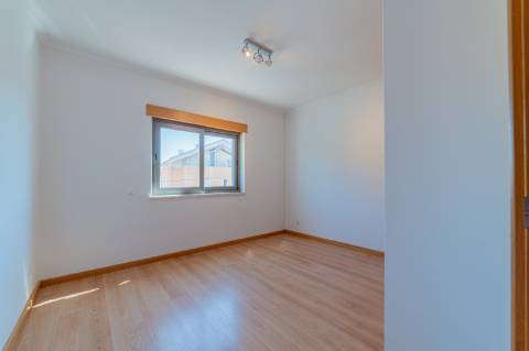 Moradia T3 de 3 pisos - São Domingos de Rana