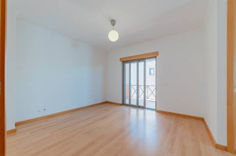 Moradia T3 de 3 pisos - São Domingos de Rana