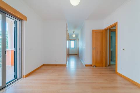 Moradia T3 de 3 pisos - São Domingos de Rana