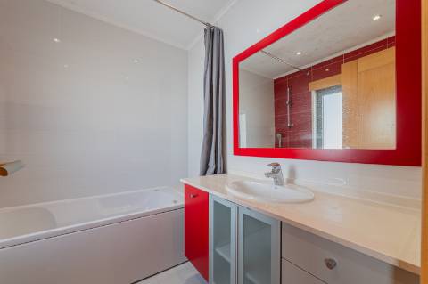 Moradia T3 de 3 pisos - São Domingos de Rana