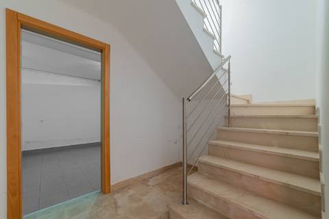 Moradia T3 de 3 pisos - São Domingos de Rana