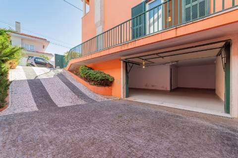 Moradia T3 de 3 pisos - São Domingos de Rana