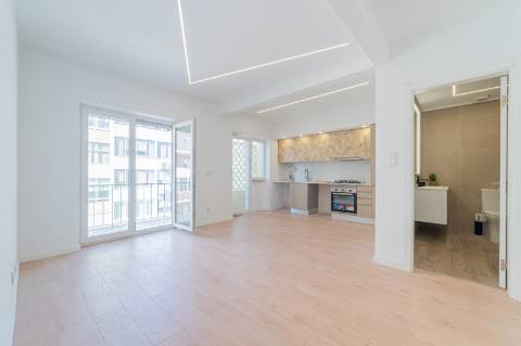 Apartamento Remodelado no Coração de Almada Varanda, Elevador e Acesso Fácil a Lisboa