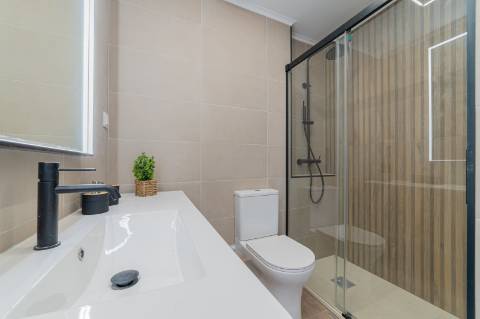 Apartamento Remodelado no Coração de Almada Varanda, Elevador e Acesso Fácil a Lisboa