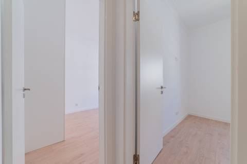 Apartamento Remodelado no Coração de Almada Varanda, Elevador e Acesso Fácil a Lisboa