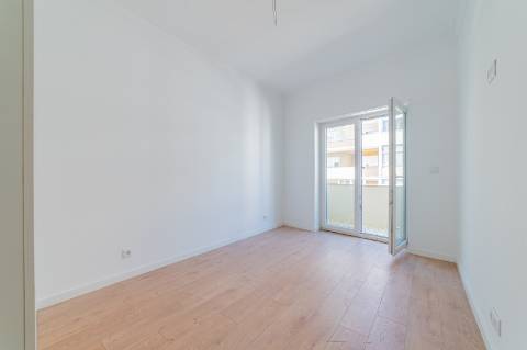 Apartamento Remodelado no Coração de Almada Varanda, Elevador e Acesso Fácil a Lisboa