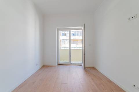 Apartamento Remodelado no Coração de Almada Varanda, Elevador e Acesso Fácil a Lisboa