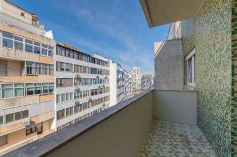 Apartamento Remodelado no Coração de Almada Varanda, Elevador e Acesso Fácil a Lisboa