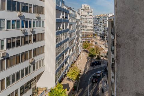 Apartamento Remodelado no Coração de Almada Varanda, Elevador e Acesso Fácil a Lisboa