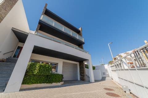 Moradia T3+1 em Condomínio Privado na Parede