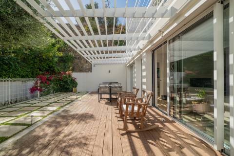 Apartamento T2+1 com jardim privativo no Condomínio Jardins do Mar, Sesimbra