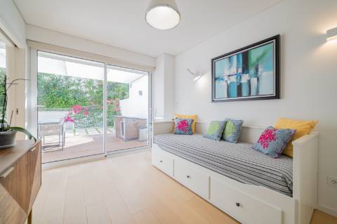Apartamento T2+1 com jardim privativo no Condomínio Jardins do Mar, Sesimbra