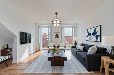 Apartamento T2 com três frentes e vista direta sobre o Tejo Alfama