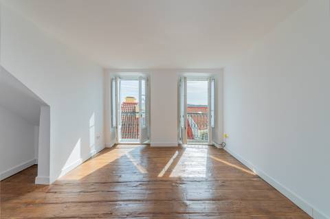 Apartamento T2 com três frentes e vista direta sobre o Tejo Alfama