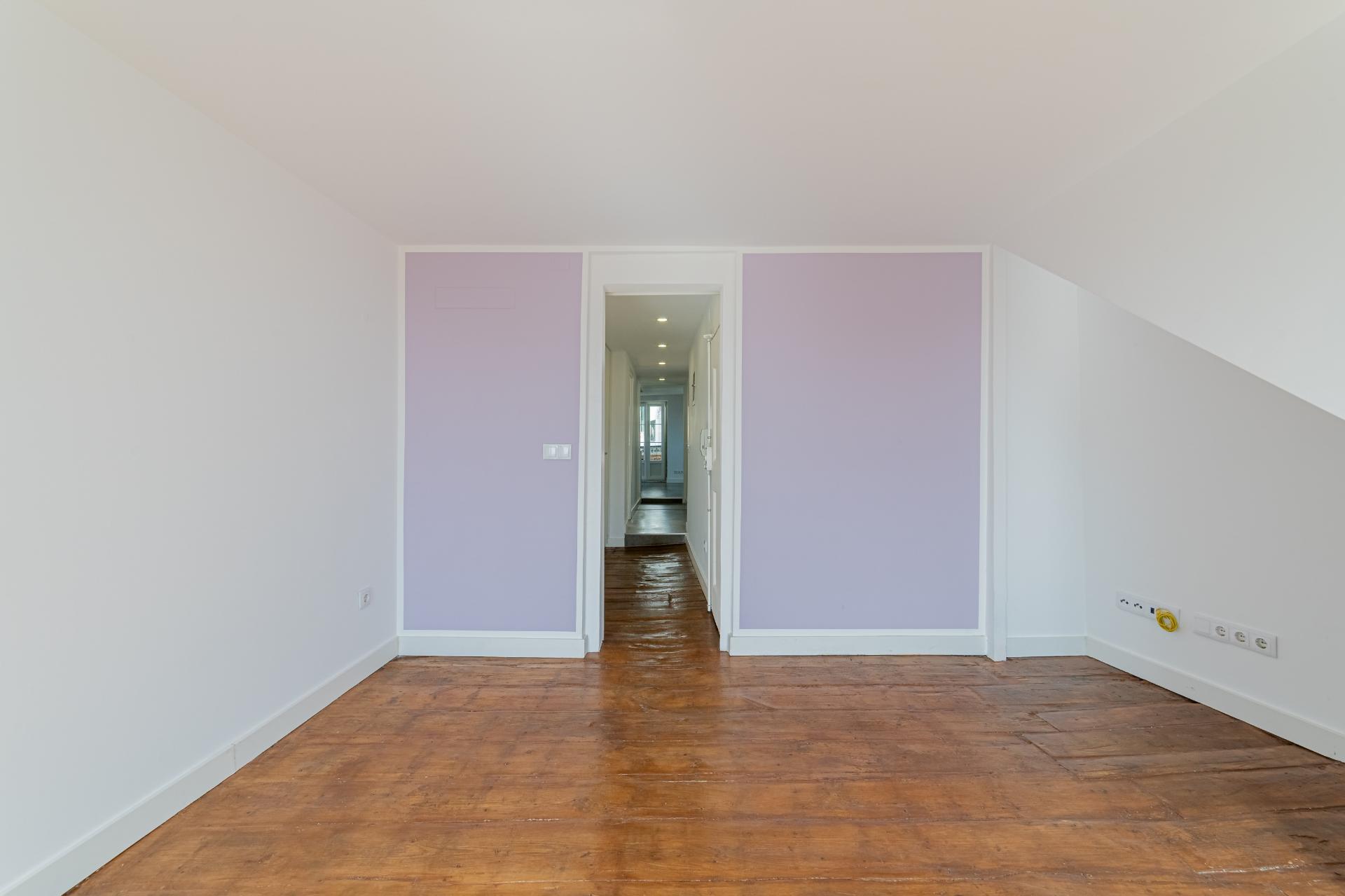 Apartamento T2 com três frentes e vista direta sobre o Tejo Alfama