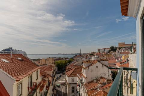 Apartamento T2 com três frentes e vista direta sobre o Tejo Alfama