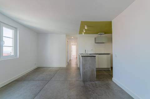 Apartamento T2 com três frentes e vista direta sobre o Tejo Alfama