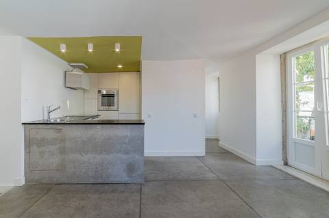 Apartamento T2 com três frentes e vista direta sobre o Tejo Alfama