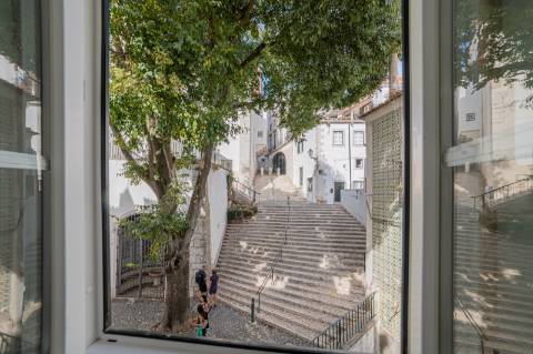 Apartamento T2 com três frentes e vista direta sobre o Tejo Alfama