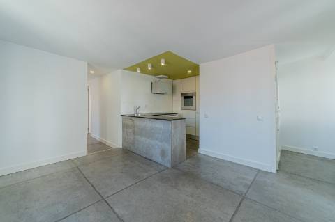 Apartamento T2 com três frentes e vista direta sobre o Tejo Alfama