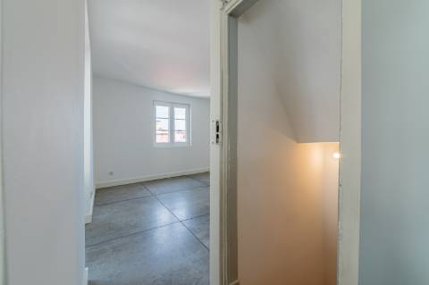 Apartamento T2 com três frentes e vista direta sobre o Tejo Alfama