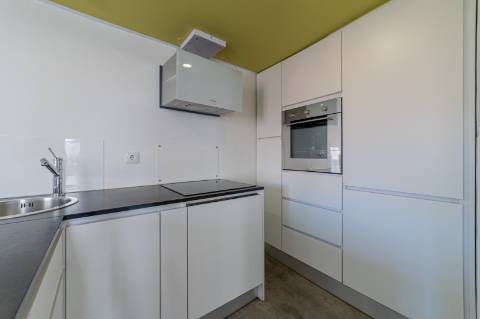 Apartamento T2 com três frentes e vista direta sobre o Tejo Alfama