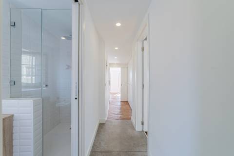 Apartamento T2 com três frentes e vista direta sobre o Tejo Alfama