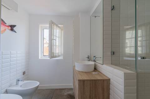 Apartamento T2 com três frentes e vista direta sobre o Tejo Alfama