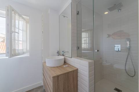 Apartamento T2 com três frentes e vista direta sobre o Tejo Alfama